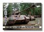 2027 groß auf der linken Seite. Im Zentrum ein Panzer, umgeben von Wald und weiteren Militärfahrzeugen.