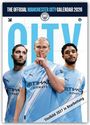 "The Official Manchester City Calendar 2026", "Titelbild 2027 in Bearbeitung". Drei Fußballspieler in hellblauen Trikots.