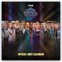 "Official 2027 Calendar" in gelb. BBC-Logo und "DOCTOR WHO" darüber. Verschiedene Personas vor einem Sternenhintergrund.