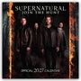 "SUPERNATURAL JOIN THE HUNT" und "OFFICIAL 2027 CALENDAR" stehen über vier Männern in dunkler Kleidung im Wald.