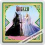 Text: "WICKED FOR GOOD", "OFFICIAL 2026 CALENDAR", "Titelbild 2027 in Bearbeitung". Zwei Frauen, eine in Schwarz, eine in Blau.