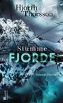 Der Text „Hjorth & Thorsson, Stumme Fjorde, Island-Thriller“. Ein schneebedecktes Gebirge spiegelt sich in einem Fjord.