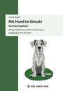 Kirsten Berger: "Mit Hund im Einsatz. Das Praxistagebuch." Illustration: Ein Hund auf grünem Teppich, unter einem hellgrünen Balken, links grün.
