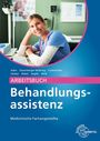 ARBEITSBUCH Behandlungsassistenz, Medizinische Fachangestellte. Frau lächelt in medizinischer Umgebung.