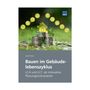„Bauen im Gebäudelebenszyklus“ von Ulrich Fritsch. Münzstapel und Haus-Symbol mit grünen Pfeilen und Ikonen.