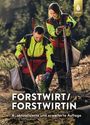 "FORSTWIRT/FORSTWIRTIN. 8., aktualisierte und erweiterte Auflage." Zwei Personen pflanzen Setzlinge im Wald.