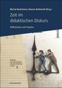 Titel: "Zeit im didaktischen Diskurs". Eine Frau und ein Mann bewegen eine große Uhrzeiger-Installation.