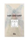 "WER SIND WIR?" ist groß zu sehen, darunter ein Vitruvianischer Mensch. Ein blasses, feenartiges Wesen im Hintergrund.