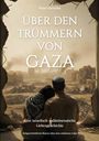 "Über den Trümmern von Gaza" von Peter Grosche. Ein Paar von hinten blickt auf eine zerstörte Stadt.