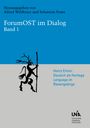 Oben: Herausgegeben von Alfred Wildfeuer und Sebastian Franz. Mitte: ForumOST im Dialog, Band 1. Illustration: Ein stilisierter Hirsch mit Stab. Links unten: Henry Ertner: Deutsch als Heritage Language im Riesengebirge. Unten rechts: Universitätslogo.