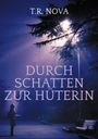 Titel: "DURCH SCHATTEN ZUR HÜTERIN". Oben: "T.R. NOVA". Eine Person steht unter einer Laterne im Schatten der Bäume.