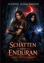 "Schatten über Enduran, Dunkle Seelen Chroniken" von Nadine Schackmann. Zwei Frauen: Kriegerin mit Schwert, Magierin mit Energie.