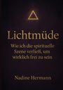 „Lichtmüde: Wie ich die spirituelle Szene verließ, um wirklich frei zu sein“ von Nadine Hermann. Kleines Dreieck oben.