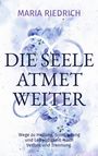 "Maria Riedrich" und "Die Seele atmet weiter" stehen auf einem Hintergrund mit zarten violetten Blumen.