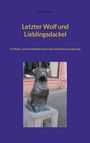 "Letzter Wolf und Lieblingsdackel" von Richard Deiss. Foto einer Hundestatue auf einem Sockel. Hintergrund: rosa Fassade.