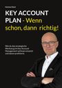 „KEY ACCOUNT PLAN - Wenn schon, dann richtig!“ Ein Mann in Anzug, selbstbewusste Pose vor schwarzem Hintergrund.