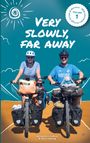 Zwei Radfahrer mit Gepäck auf einer stilisierten Straße. Oben steht: "Very Slowly, Far Away." Sonne und Wolken im Hintergrund.