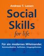 „Andreas T. Lassen. Social Skills for life. Für ein modernes Miteinander. Kommunikation. Auftreten. Umgangsformen.“ Auf orange-blauem Hintergrund.