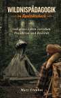 "Wildnispädagogik im Realitätscheck. Indigenes Leben zwischen Projektion und Realität. Marc Freukes." Ein Mann steht vor einem Zelt im Wald.