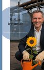 "Grüne Irrtümer" von Dirk Middendorf. Ein Mann in Anzug, Gummihandschuhen, hält eine Sonnenblume und Gießkanne.