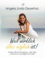 Angela Linda Geyerhoz. Weil wirklich alles möglich ist! Frau in weißem Kleid lehnt sich lächelnd an ein Geländer.