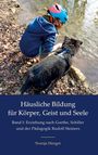 Ein Kind mit Helm kniet am Ufer eines Baches neben einem Hund.
