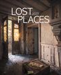 Text: "LOST PLACES 2027". Eine verlassene, verwitterte Tür öffnet sich zu einem Raum voller Sonnenlicht und bröckelnder Wände.
