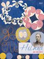 2027, Hilma af Klint. Verspielte weiße Blüten und abstrakte Formen auf blauem Hintergrund.