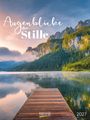 "Augenblicke der Stille" steht in eleganter Schrift über einem ruhigen See mit Holzsteg, umgeben von Bergen. Datum: 2027.