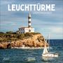 "LEUCHTTÜRME LIGHTHOUSES 2027". Ein Leuchtturm steht auf einer Felsklippe am Meer, daneben segelt ein Boot.