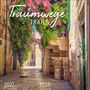 "Traumwege Trails" steht oben. Eine malerische Altstadtgasse mit Blumen, Pflanzen und historischen Steinen. Jahr: 2027.