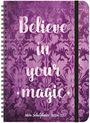 "Believe in your magic. Mein Schulplaner 2026/27." Lila Hintergrund mit verschnörkeltem Muster und schwarzem Gummiband.