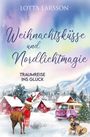 „Weihnachtsküsse und Nordlichtmagie. Traumreise ins Glück“ in kunstvoller Schrift. Schnee, Rentier, Hund, rote Häuser.