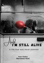 „And I’m still alive. A life that was never planned.“ Ein roter Ballon neben einer verschwommenen Person in einem Bus.