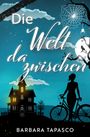 „Die Welt dazwischen“ und „Barbara Tapasco“. Illustration: Frau mit Fahrrad vor einem beleuchteten Haus, Vollmond und Spinnennetz.