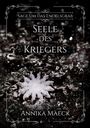 "Sage um das Engelsgrab. Seele des Kriegers. Annika Maeck." Eine zarte Eiskristallform auf dunklem Hintergrund.