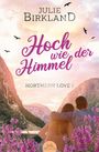 "Julie Birkland, Hoch wie der Himmel, Northern Love 1." Illustration: Paar umarmt sich mit Blick auf Berglandschaft, rosa Blumen, Vogel-Silhouetten.