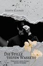 "Judith Kleiner. Die Stille tiefen Wassers. Verliert dein Echo seine Stimme."  
Ein Polizist in Schwarzweiß, dezente Blumen.