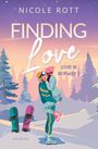"FINDING LOVE, Love in Norway 2, ROMAN. Ein Paar umarmt sich vor einer Winterlandschaft mit Snowboards im Vordergrund."