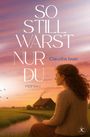 "So still warst nur du" von Claudia Iwer, Roman. Illustration einer Frau in der Natur, Sonnenuntergang, Haus am Fluss.