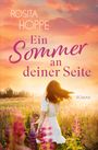 "Ein Sommer an deiner Seite" von Rosita Hoppe. Frau im weißen Kleid läuft durch blühendes Feld im Sonnenuntergang.