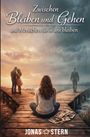 Text: "Zwischen Bleiben und Gehen und Menschen die in uns bleiben" und "Jonas Stern". Eine Frau sitzt auf einem Steg, mit einem Liebespaar links und einem gehenden Mann rechts im Hintergrund.
