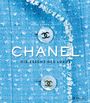 „CHANEL: Die Essenz des Luxus“ von Mara Cappelletti. Zwei Knöpfe auf blauem Tweed-Stoff, Logo mit zwei „C“.