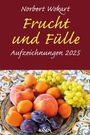 „Frucht und Fülle: Aufzeichnungen 2025“. Ein dekorativer Teller mit Pfirsichen, Aprikosen, Trauben und Pflaumen.