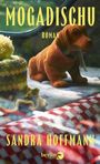 Text: "MOGADISCHU ROMAN", "SANDRA HOFFMANN". Ein kleines, braunes Stofftier auf einer karierten Decke.