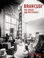 BRANCUSI: THE ARTIST AND HIS STUDIO. Ein Atelier mit Skulpturen und bearbeitetem Holz, von Licht durchflutet.