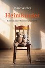 "Marc Winter, Heimkinder: Chronik einer Familiengeschichte." Zwei Teddybären sitzen auf einem alten Holzstuhl in einem leeren Raum.