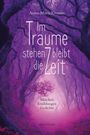 "Im Traume stehen bleibt die Zeit" in großen Buchstaben, von Anna-Maria Kromm. Lila Waldszene mit mystischer Atmosphäre.