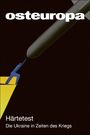 "osteuropa" oben, "Härtetest" unten. Illustration: Figur hält bedrohliche Rakete auf, steht auf gelber Fläche.