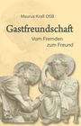 „Maurus Kraß OSB: Gastfreundschaft - Vom Fremden zum Freund“. Zwei Skulpturenfiguren, die Hände reichen.